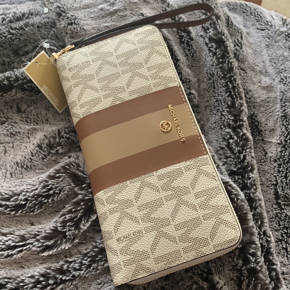 Michael Kors Handbags - Michael Kors Center Stripe Vanilla/Lugg Lg Trvl Jet Set Wallet/Wristlet